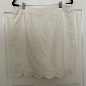 LADIES WHITE SCALLOPED SKIRT.  FULLY LINED. TALBOTS, SIZE 10.  V GOOD CONDITION!